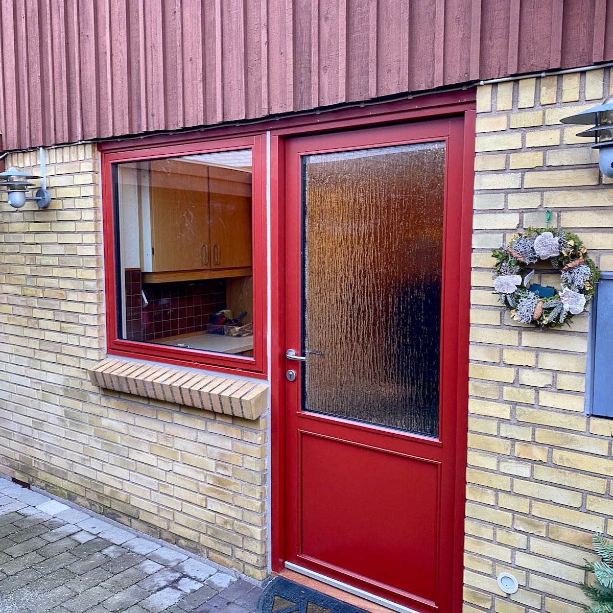 Facadedør og vindue i svenskrød fra Outline
